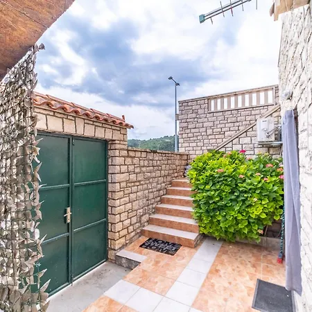 Apartment Lada Near Center Postira